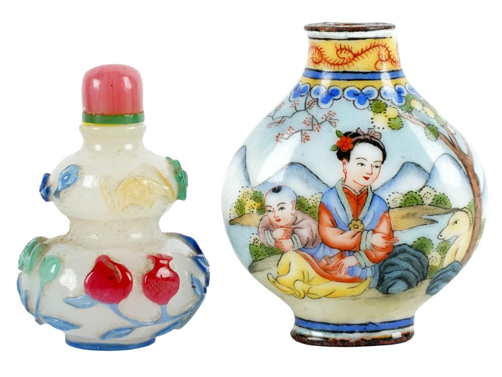 TWO CHINESE SNUFF BOTTLESthe first: