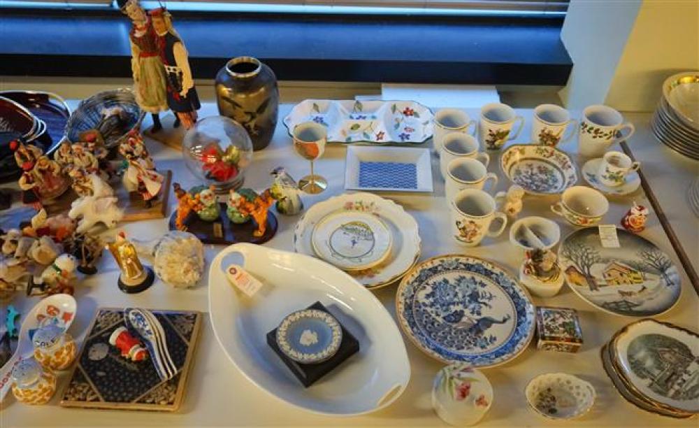 COLLECTION WITH ASSORTED PORCELAIN  3258b6