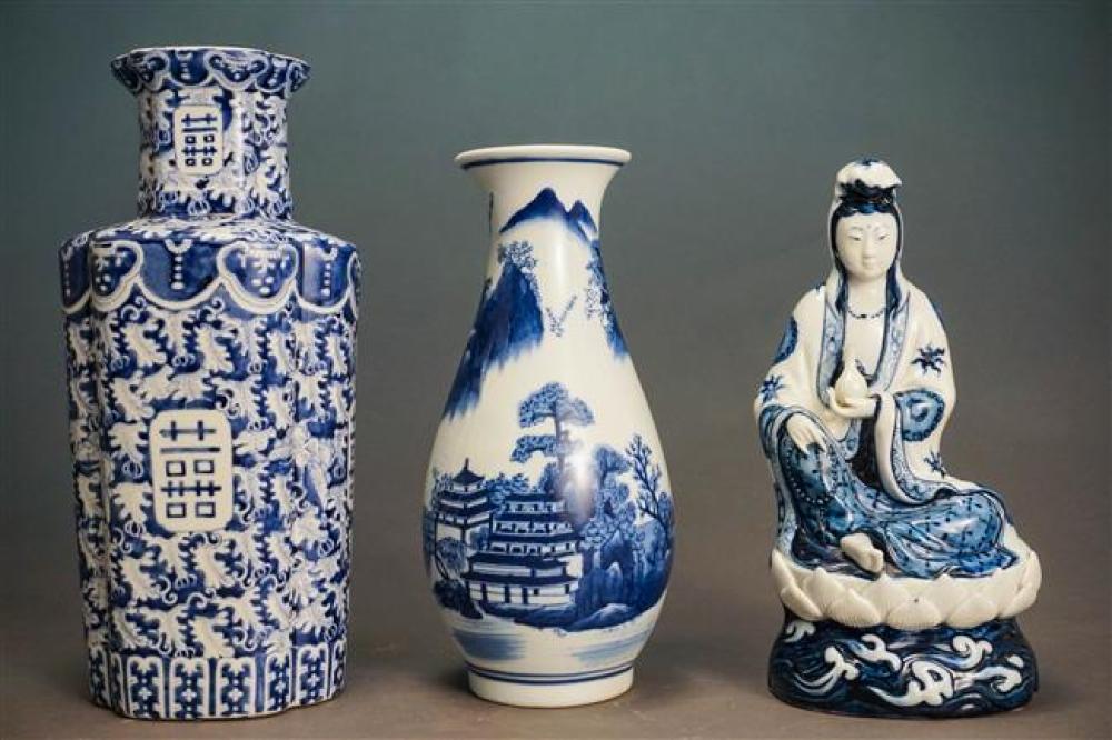 TWO CHINESE BLUE AND WHITE PORCELAIN 3259b8