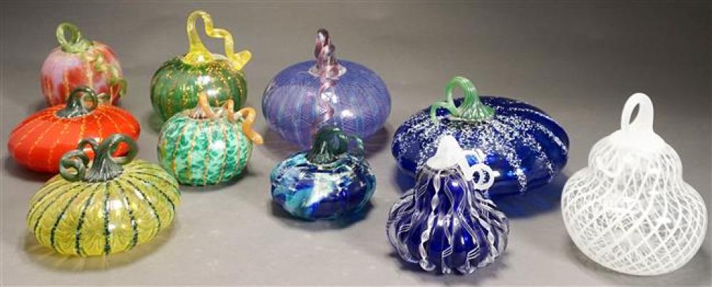 COLLECTION WITH TEN ART GLASS SQUASH-FORM
