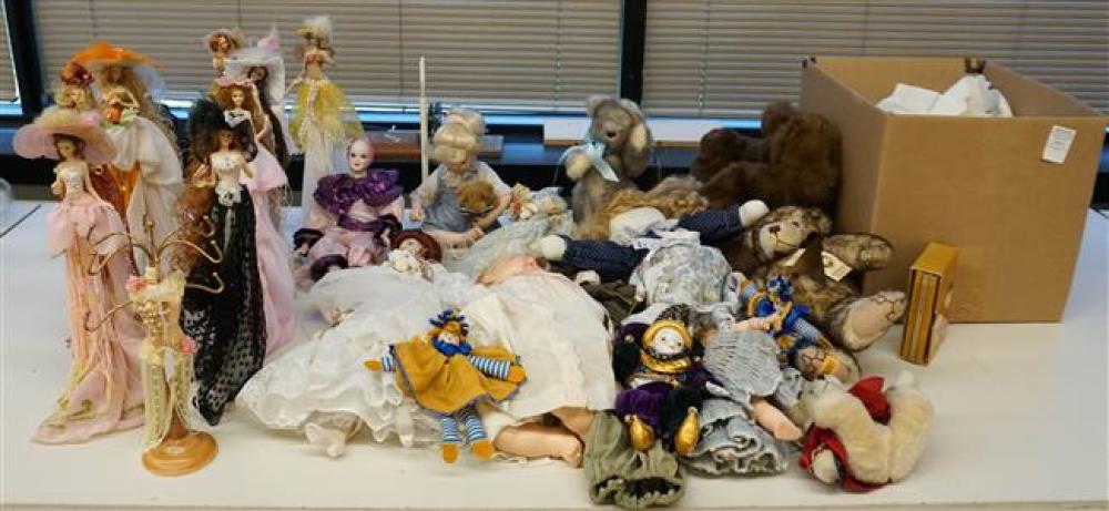 GROUP WITH DOLLS AND STUFFED ANIMALSGroup 323683