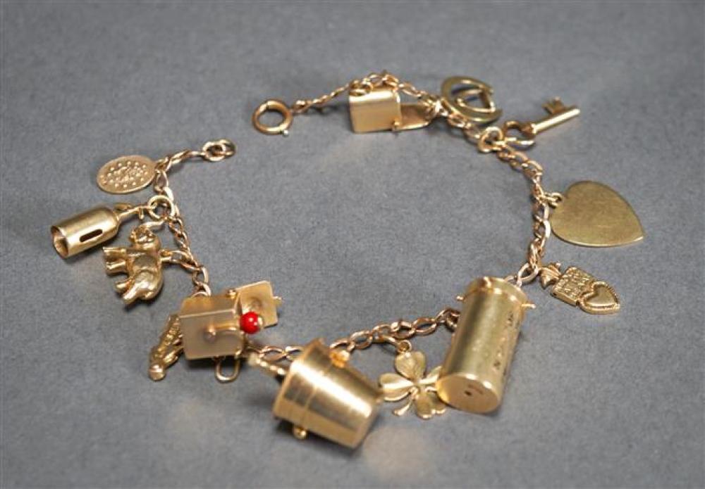 LOW KARAT YELLOW GOLD CHARM BRACELET 3237c7