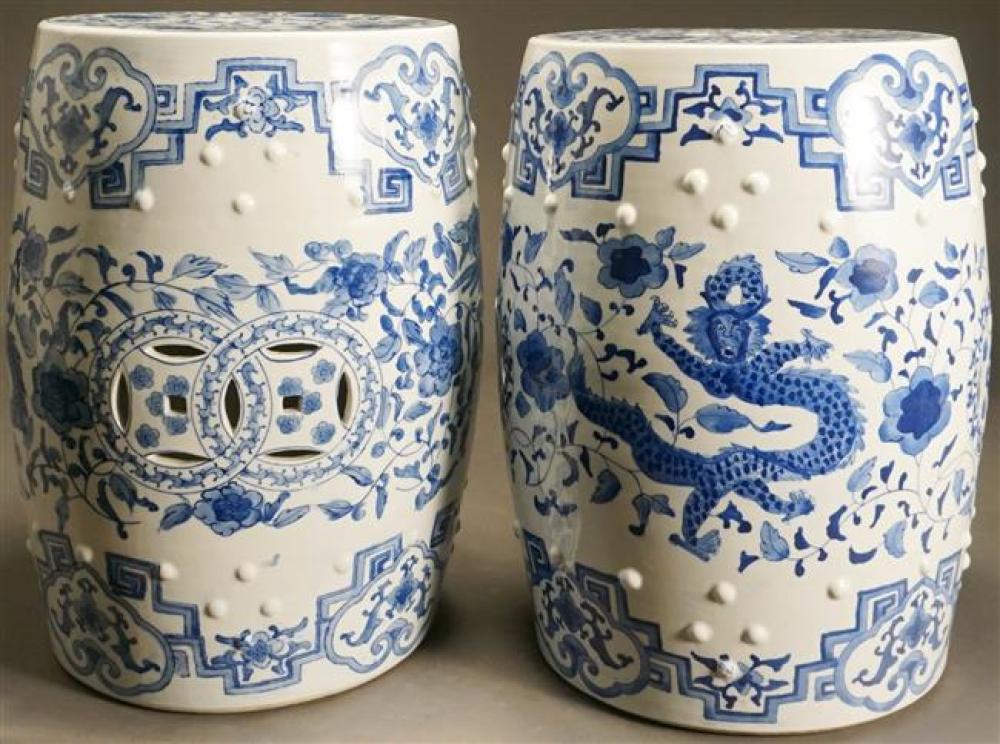PAIR CHINESE BLUE AND WHITE BARREL FORM 32397f