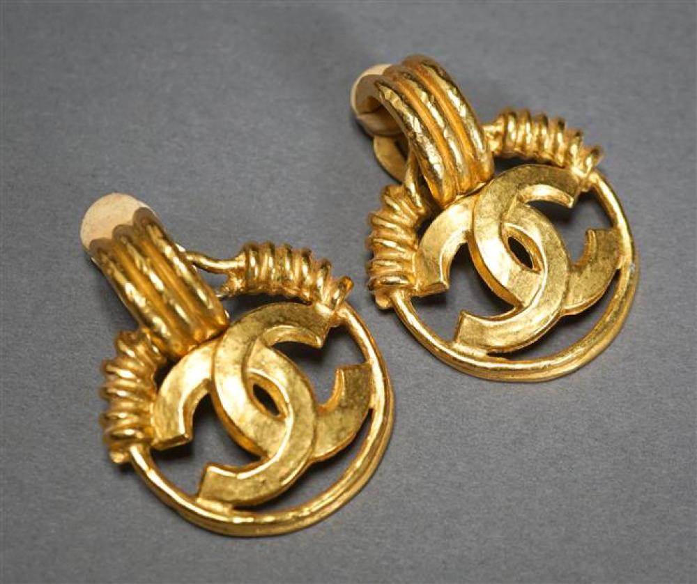 VINTAGE CHANEL GOLD TONE CLIP BACK 3239ea