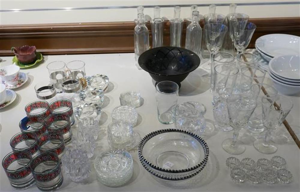 GROUP WITH ASSORTED GLASS AND CRYSTAL 323a8c