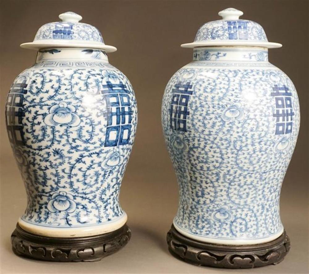 PAIR CHINESE BLUE AND WHITE PORCELAIN 323aad