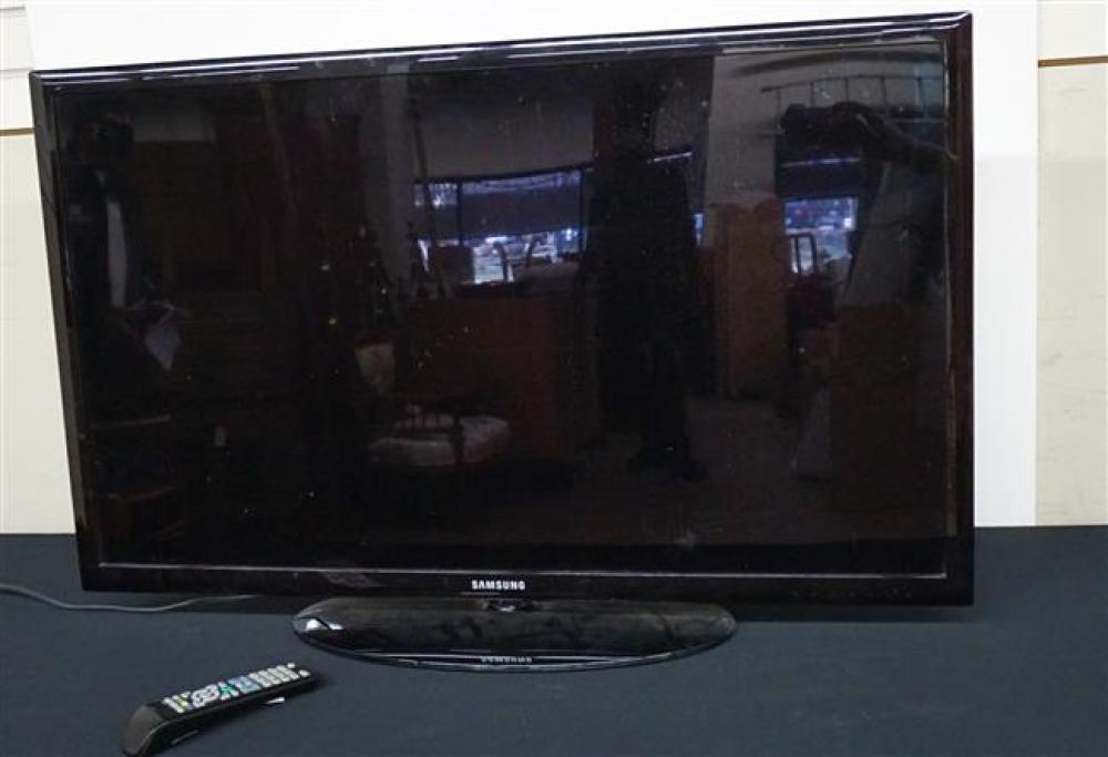 SAMSUNG 40-INCH TELEVISION WITH