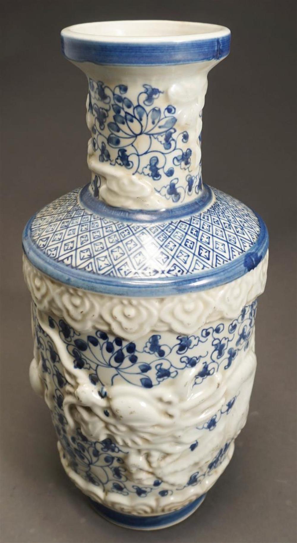 CHINESE BLUE AND WHITE DRAGON VASE  323e3e