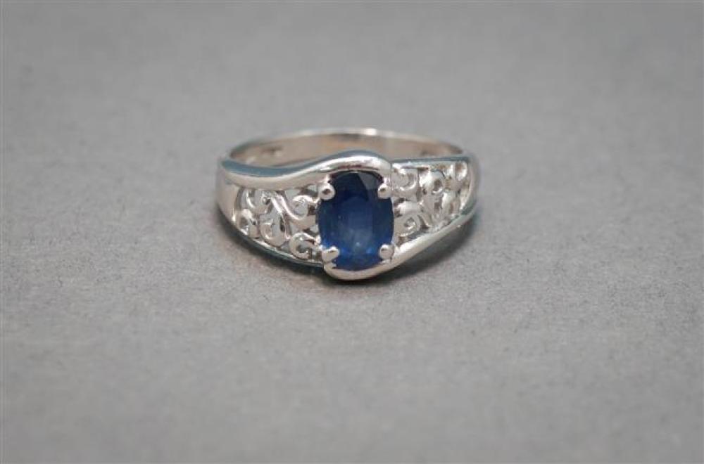 PLATINUM AND BLUE SAPPHIRE RING  323e5d