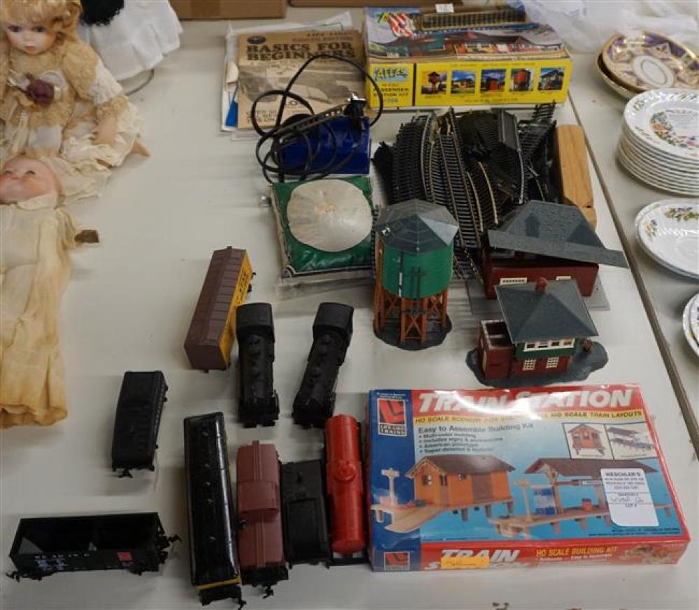 MODEL RAILROAD TRAINS WITH CARS AND