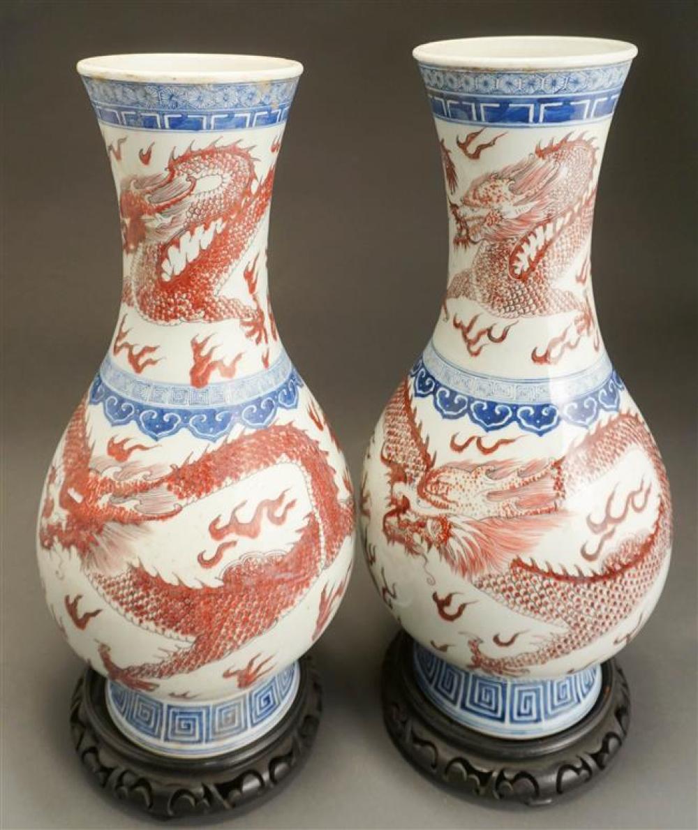 PAIR OF CHINESE BLUE AND IRON RED 323fae