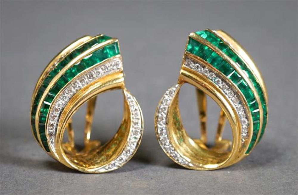 PAIR OF 18 KARAT YELLOW GOLD EMERALD 32402c