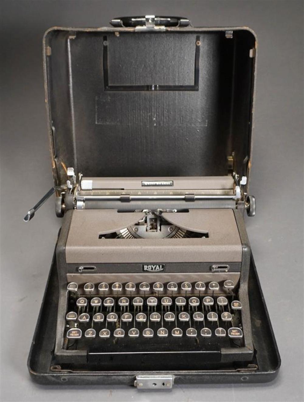 ROYAL QUIET DE LUXE TYPEWRITERRoyal