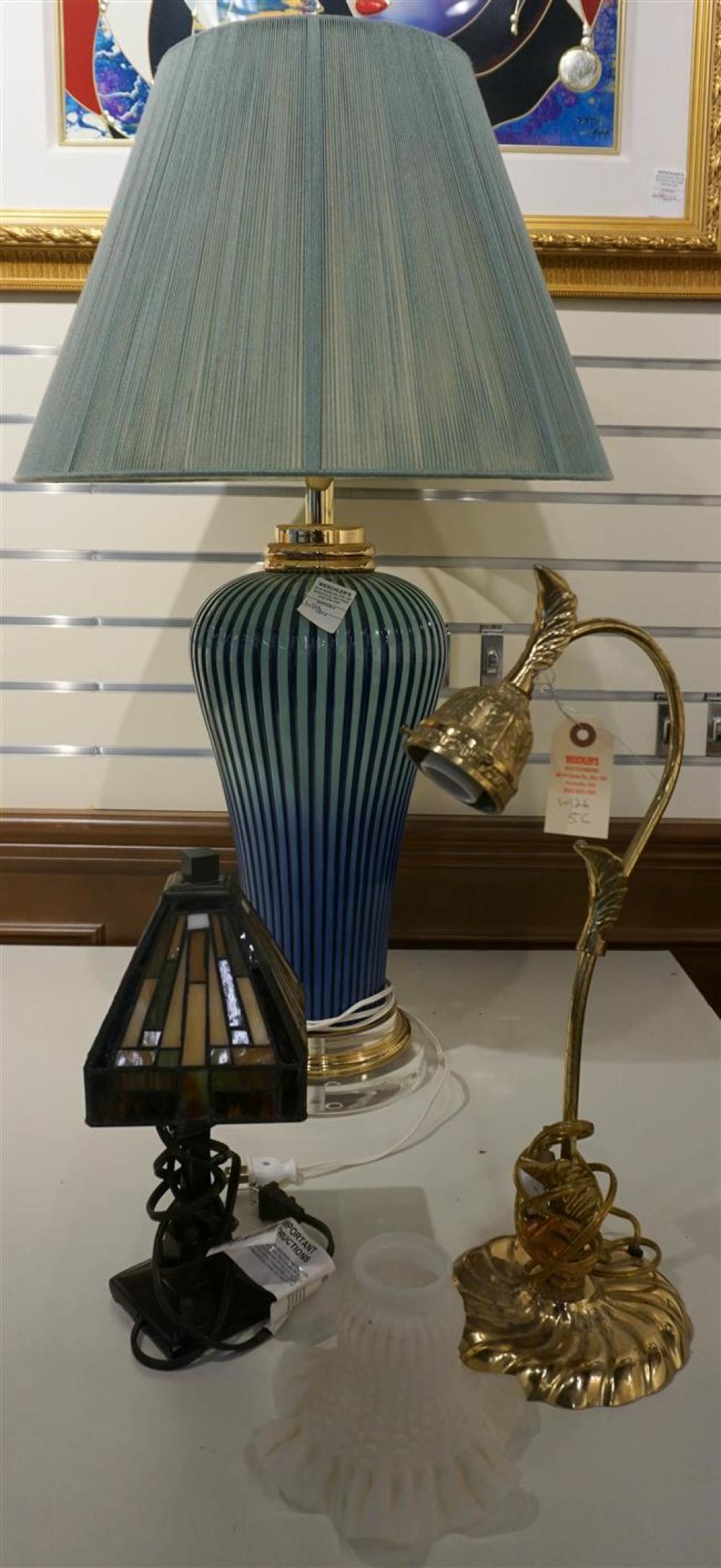 ART GLASS TABLE LAMP, LEADED GLASS SHADE