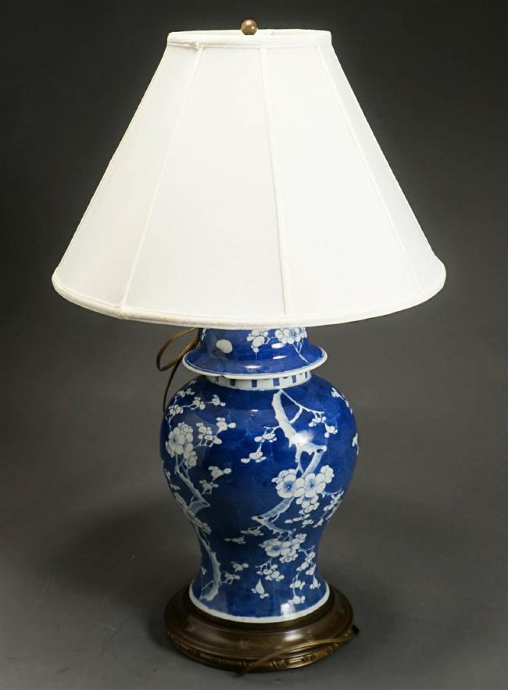 CHINESE STYLE BLUE AND WHITE PORCELAIN 3242ee