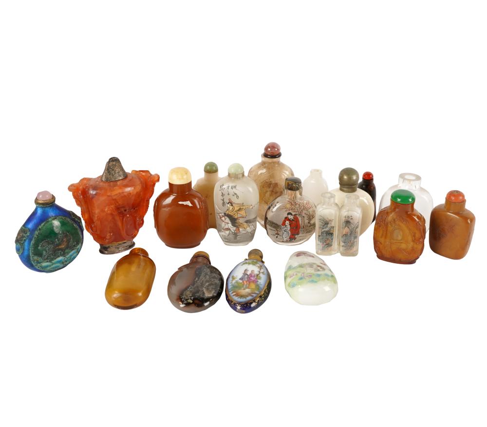 COLLECTION OF CHINESE SNUFF BOTTLEScomprising 326b65