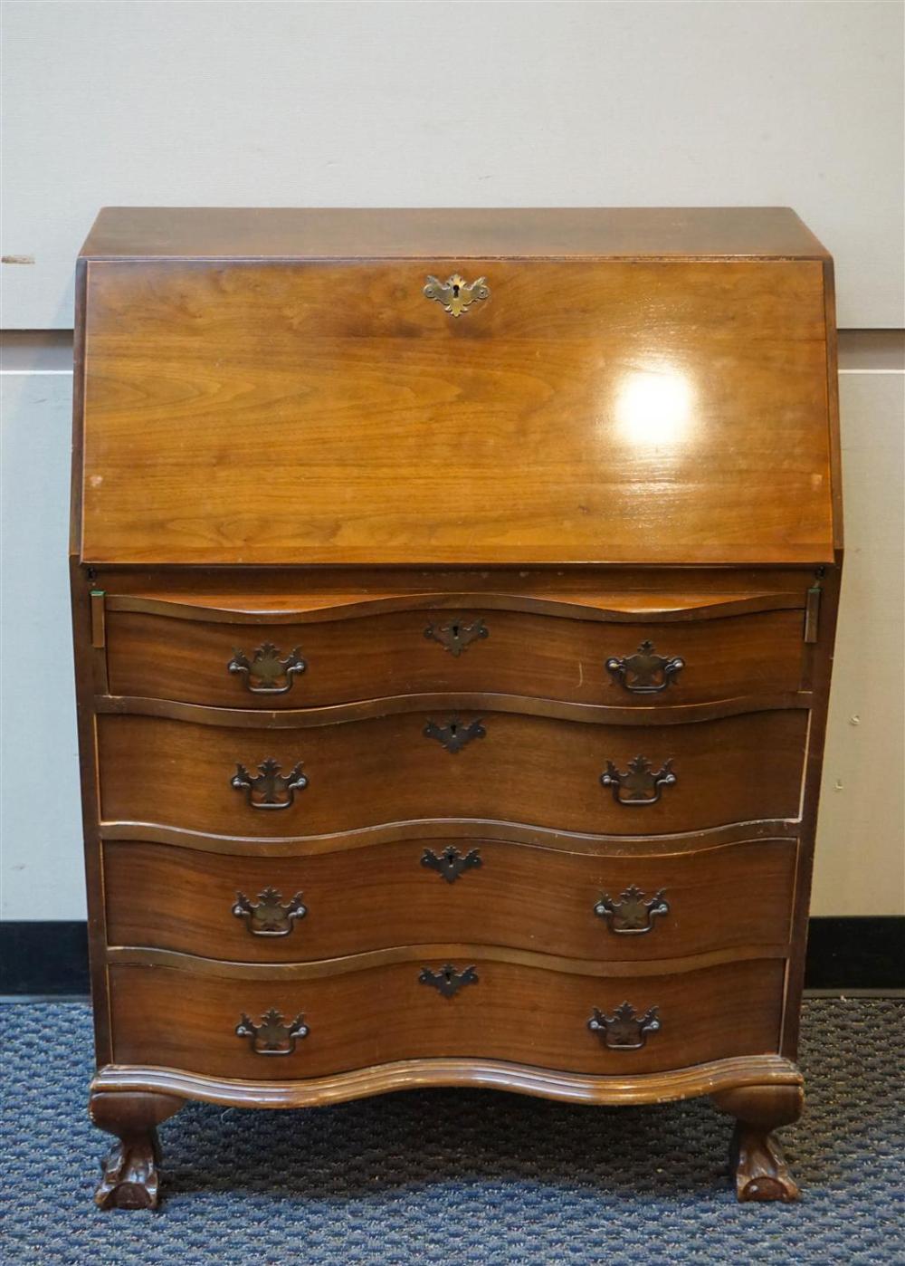 CHIPPENDALE STYLE MAHOGANY SERPENTINE 326c89