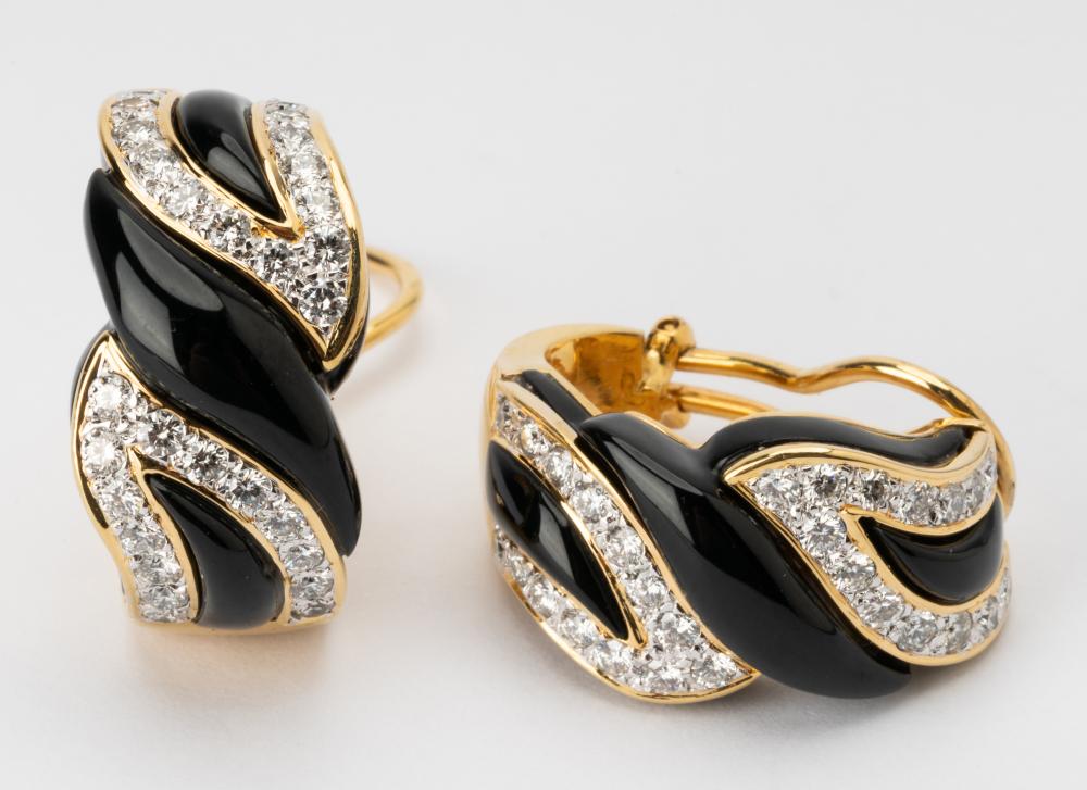 18 KARAT YELLOW GOLD ONYX & DIAMOND