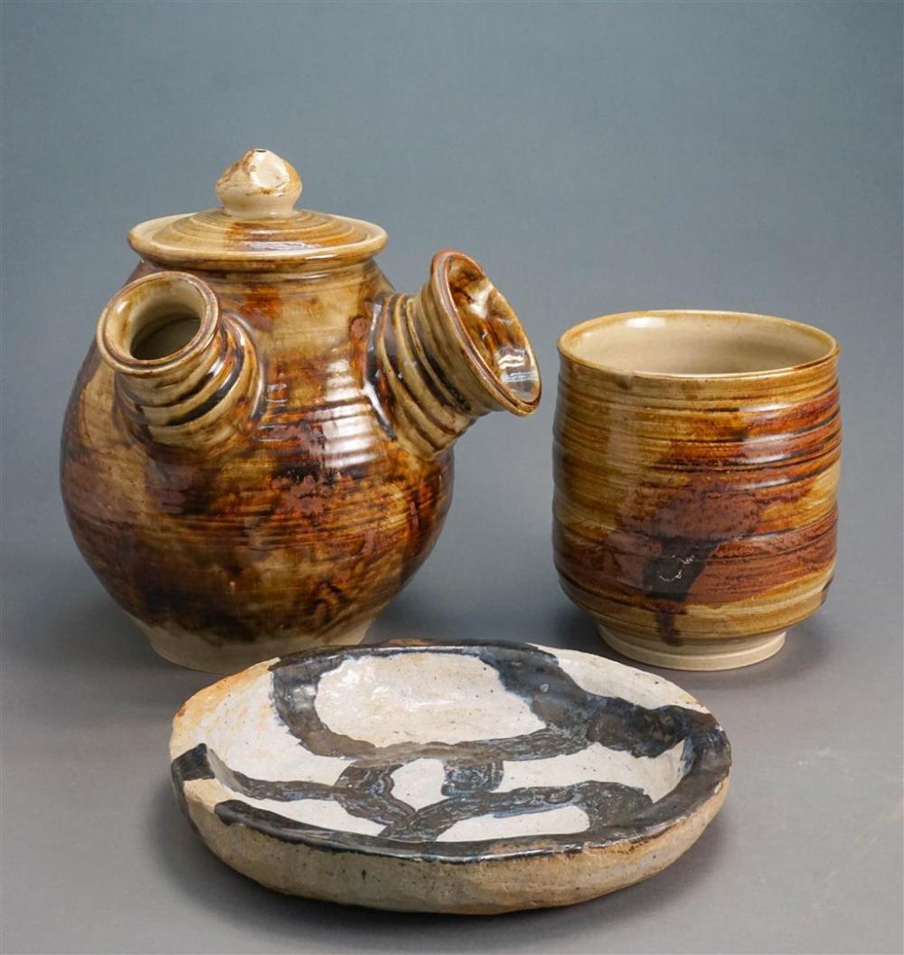 TWO JAPANESE POTTERY VESSELS AND 326f93