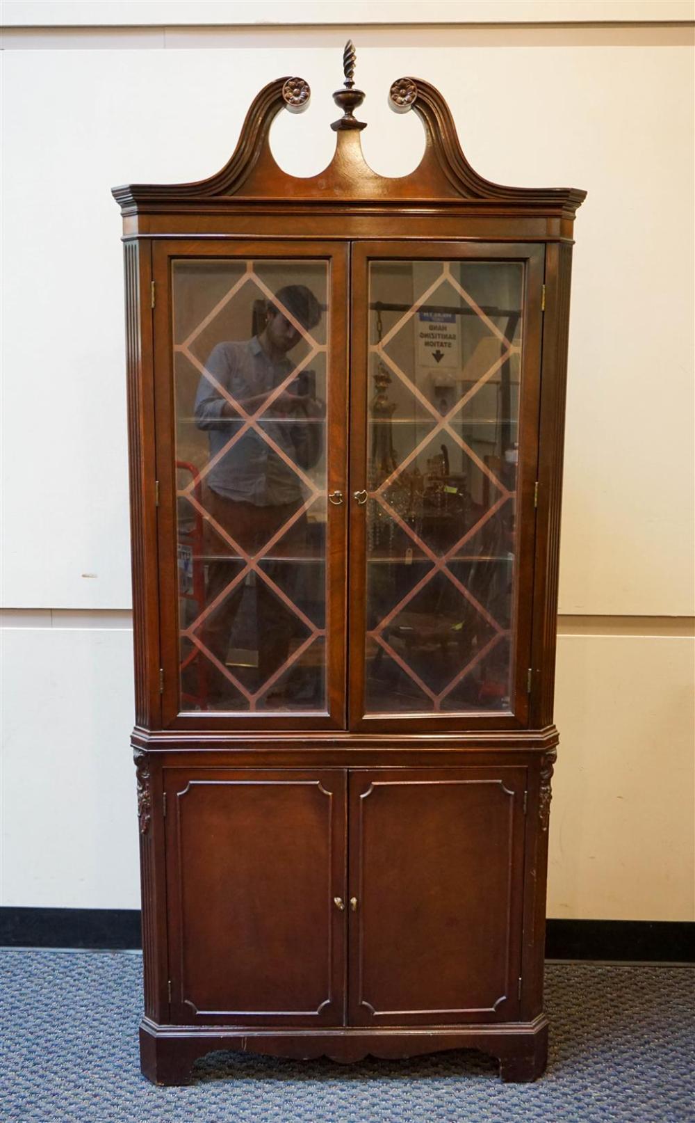CHIPPENDALE STYLE MAHOGANY CORNER 3271d9
