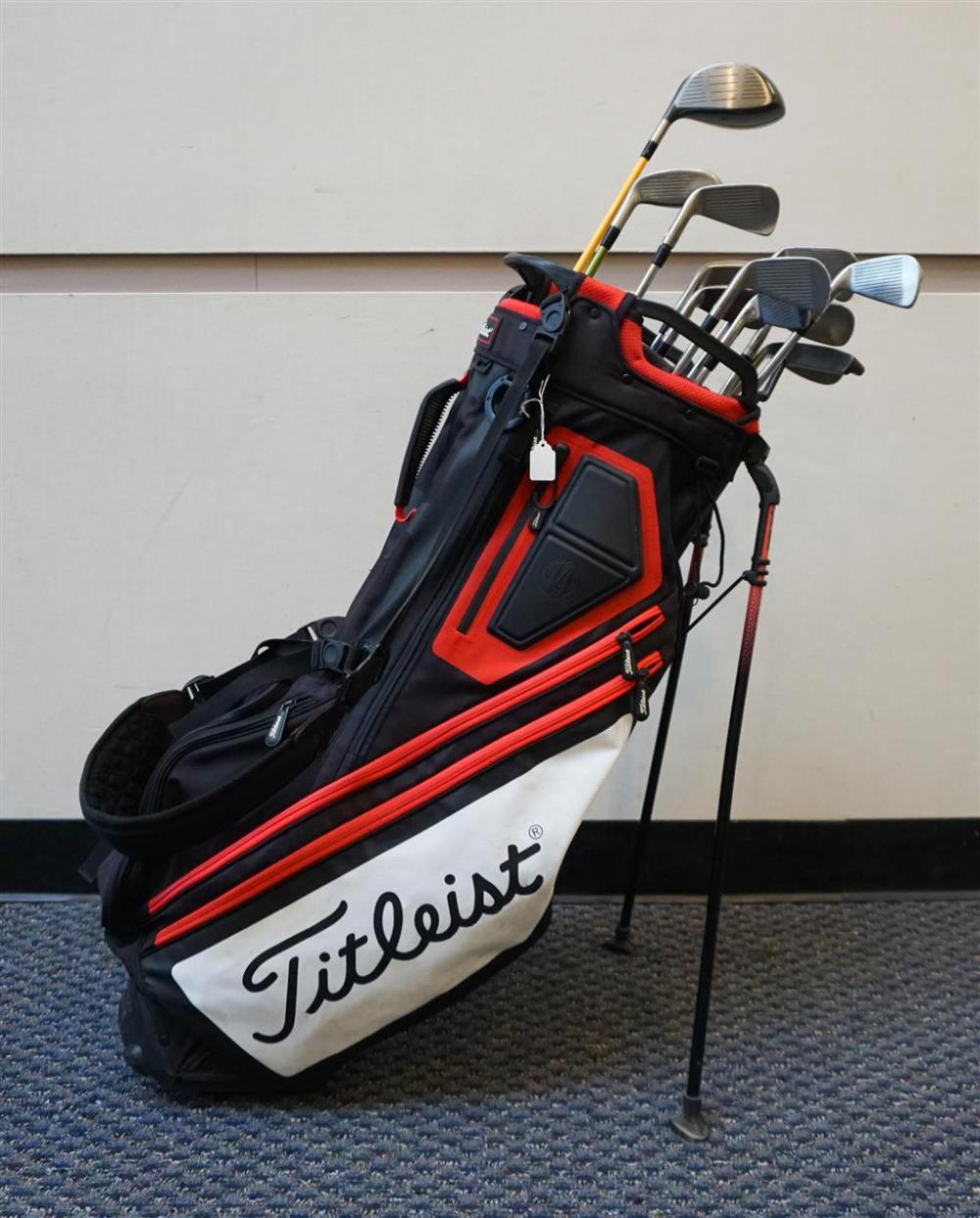 TITLEIST GOLF BAG WITH 12 ASSORTED CLUBSTitleist