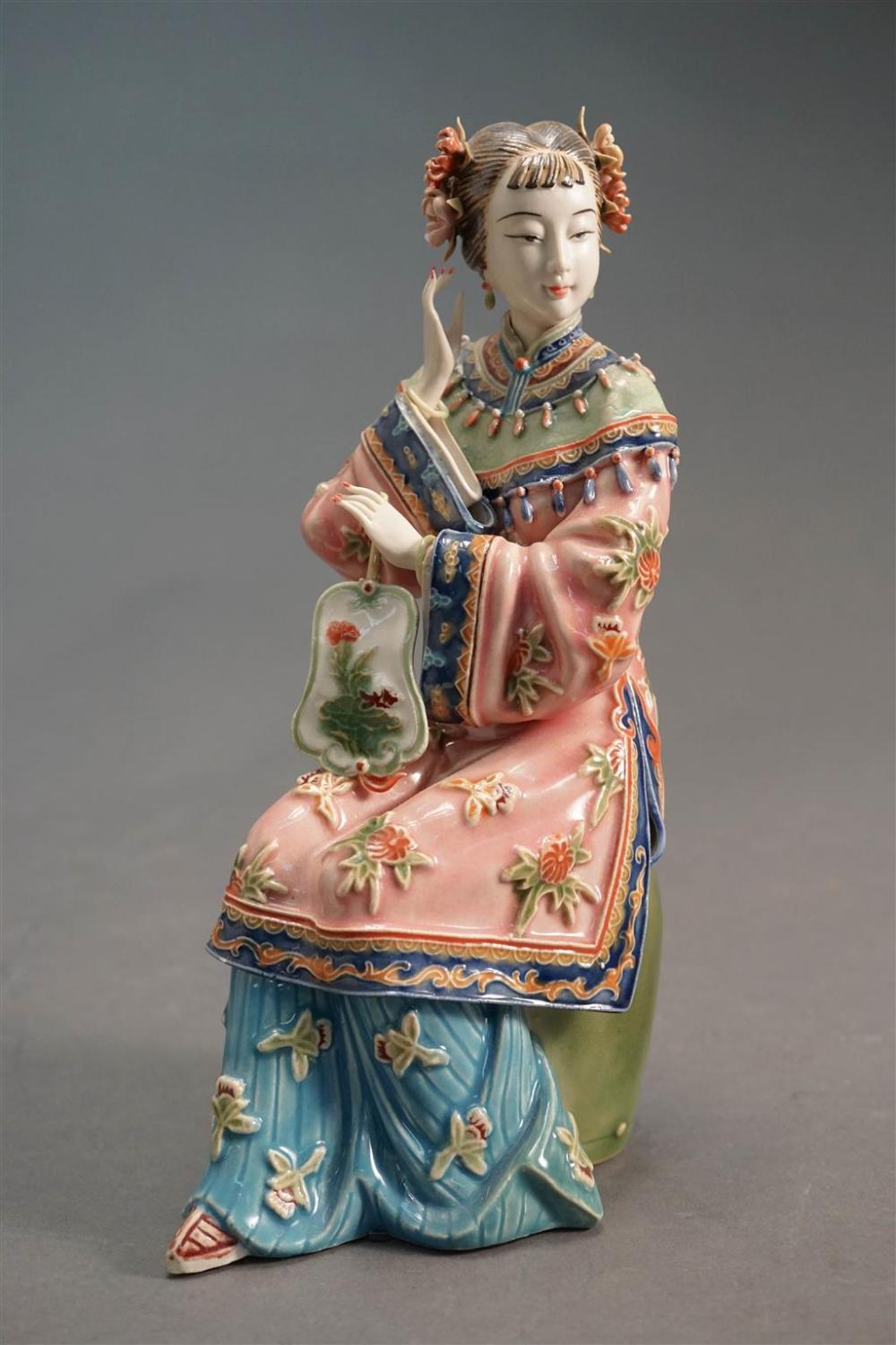 CHINESE PORCELAIN FIGURE OF A MAIDEN  327503