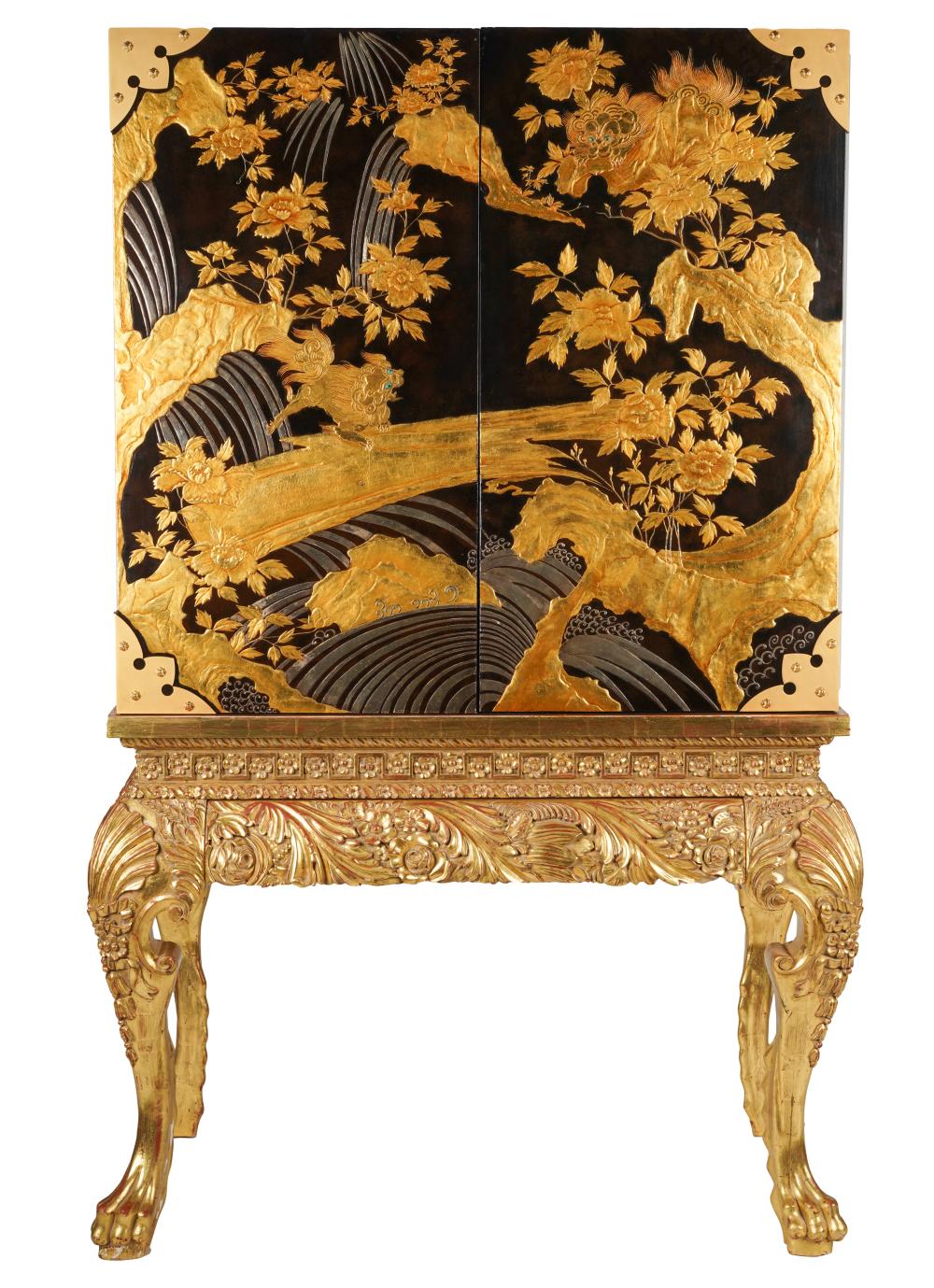 GEORGIAN-STYLE CHINOISERIE CABINET ON