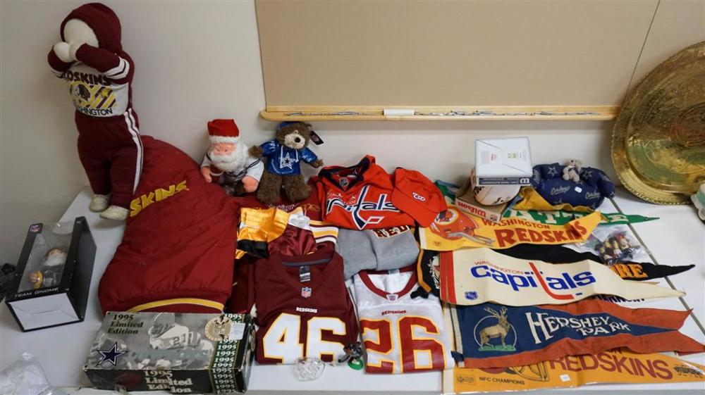 COLLECTION WITH SPORTS MEMORABILIACollection 327799
