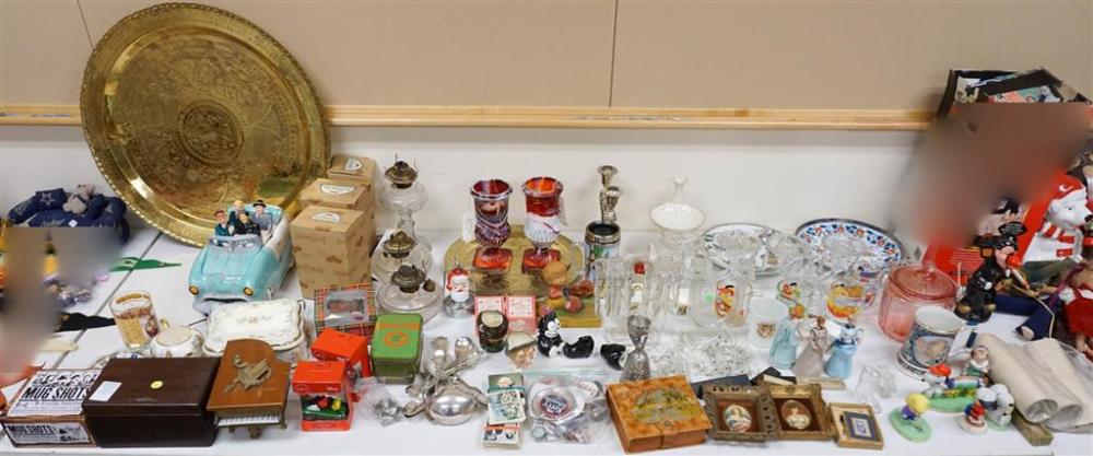 COLLECTION WITH ASSORTED GLASS,