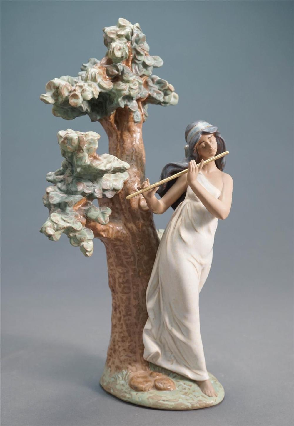 LLADRO FIGURE OF WOMAN PLAYING