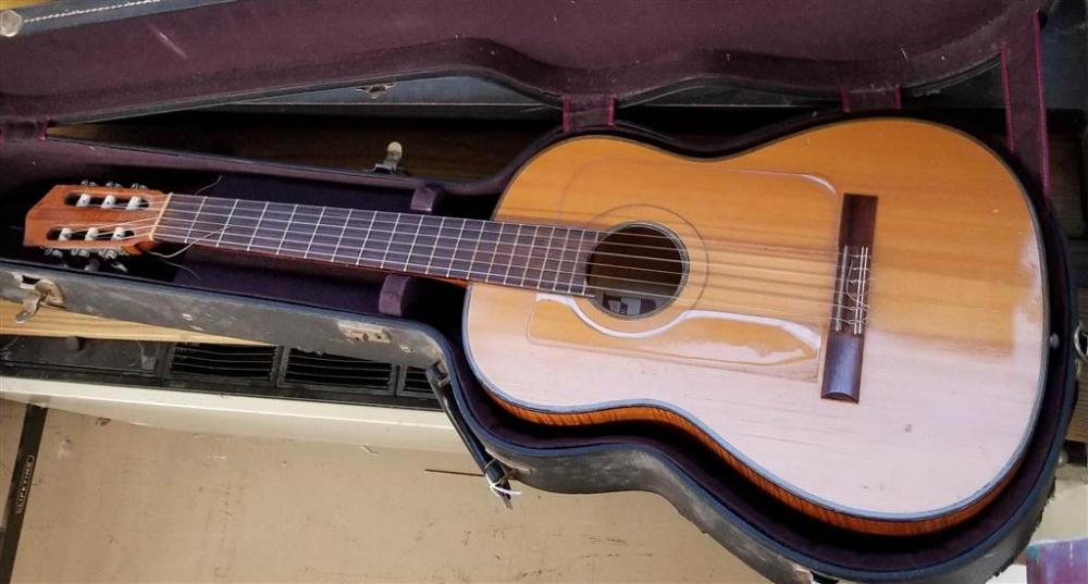 CORDOVA ACOUSTIC GUITAR WITH CASECordova 327990