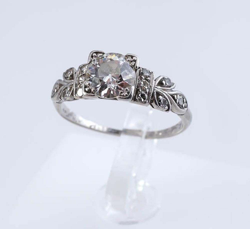 ART DECO PLATINUM AND DIAMOND RING  327bad