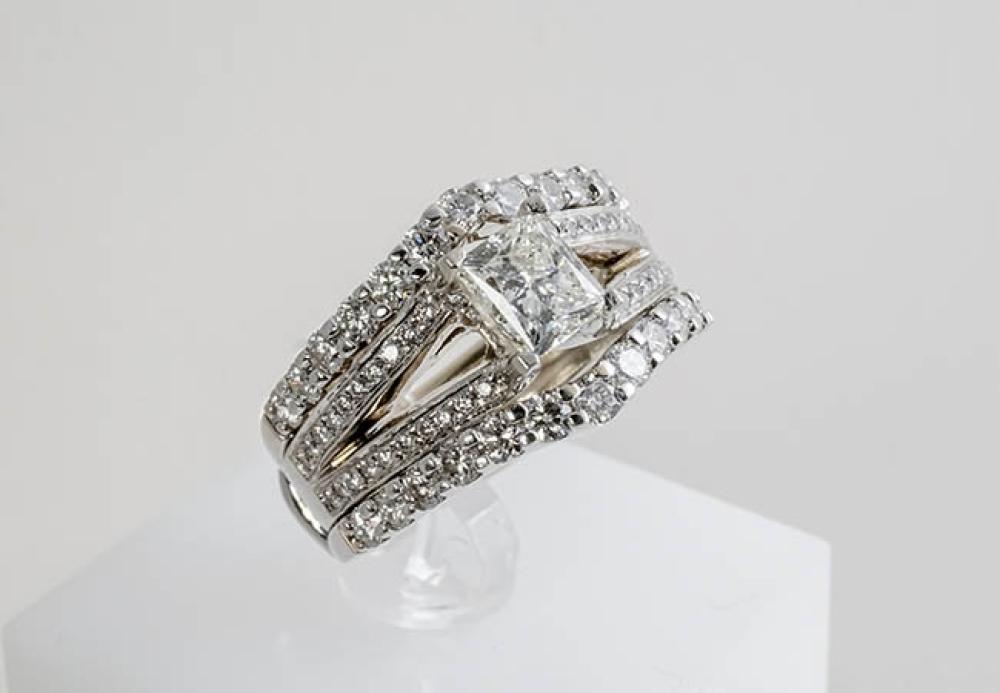 14-KARAT WHITE-GOLD AND DIAMOND RING14-Karat