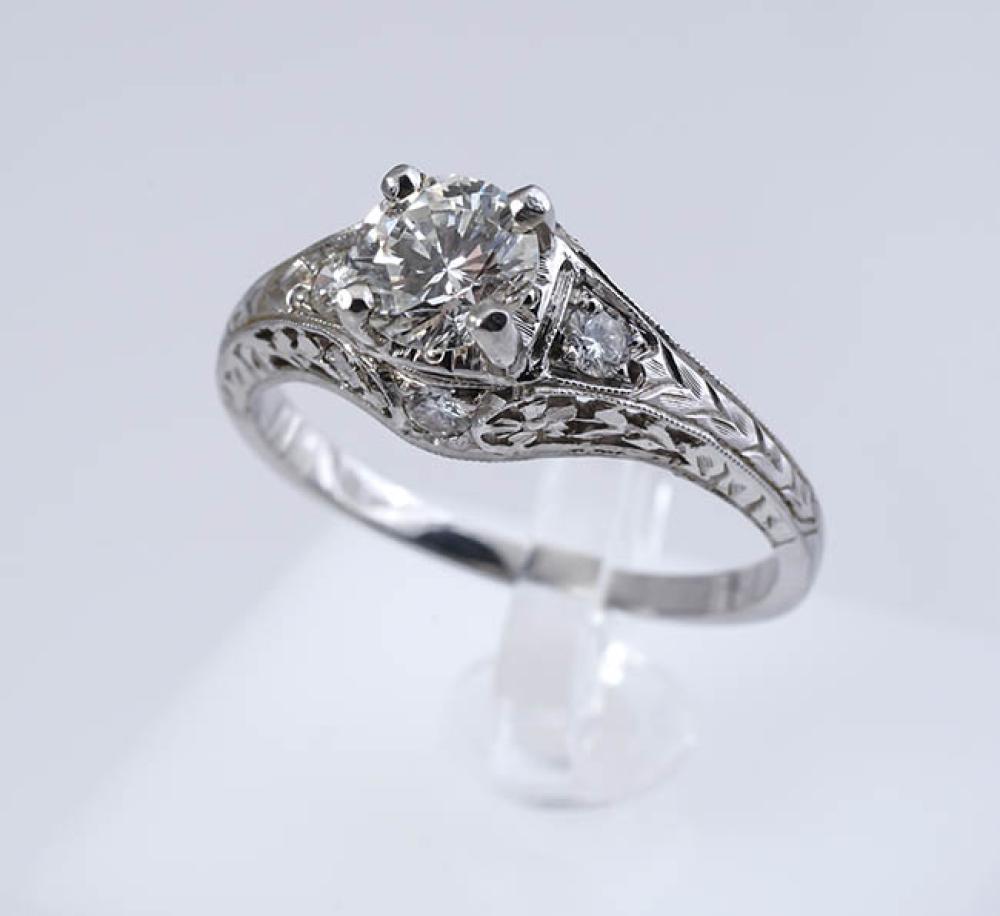 PLATINUM AND DIAMOND RINGPlatinum 327c0a