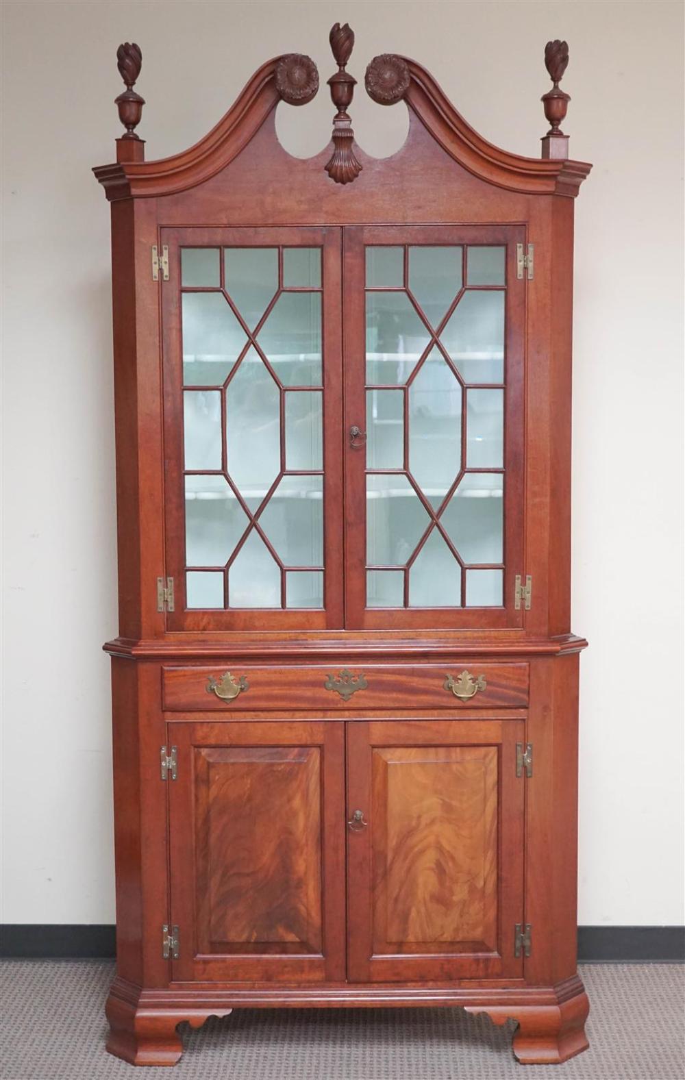 CHIPPENDALE STYLE MAHOGANY CORNER 327c9a