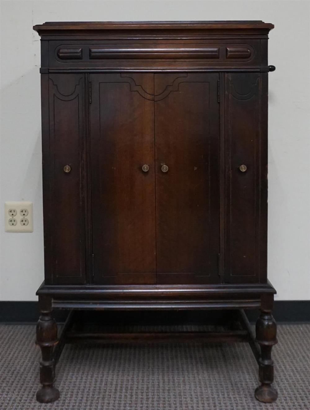 WILLIAM AND MARY STYLE WALNUT VICTROLAWilliam