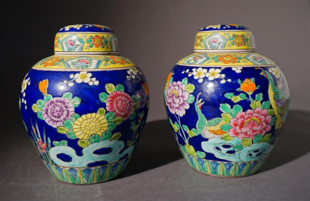 PAIR OF JAPANESE ENAMEL DECORATED 327cf0