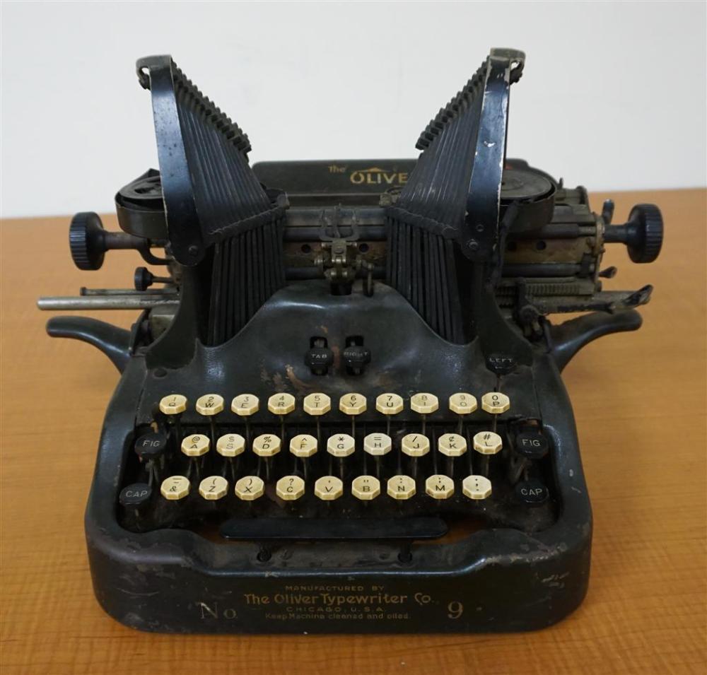 THE OLIVER TYPEWRITER NO. 9 MANUAL TYPEWRITERThe