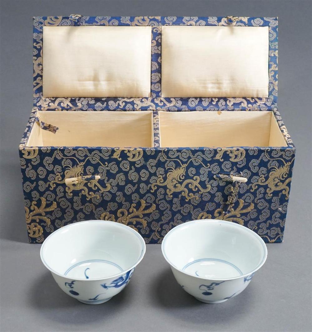 PAIR OF CHINESE BLUE AND WHITE 327e02