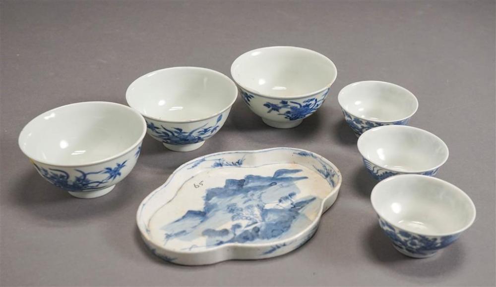 THREE CHINESE EXPORT BLUE AND WHITE