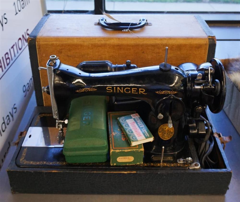 SINGER SEWING MACHINE IN TRAVELING CASE,