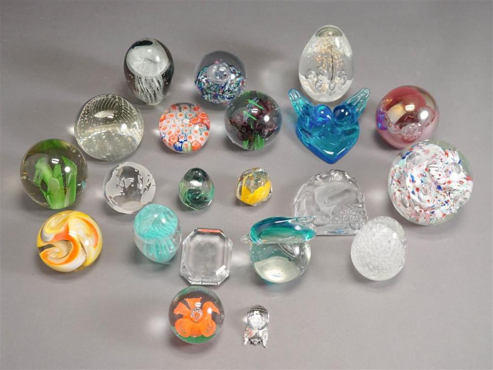COLLECTION OF GLASS PAPERWEIGHTSCollection 327ed1