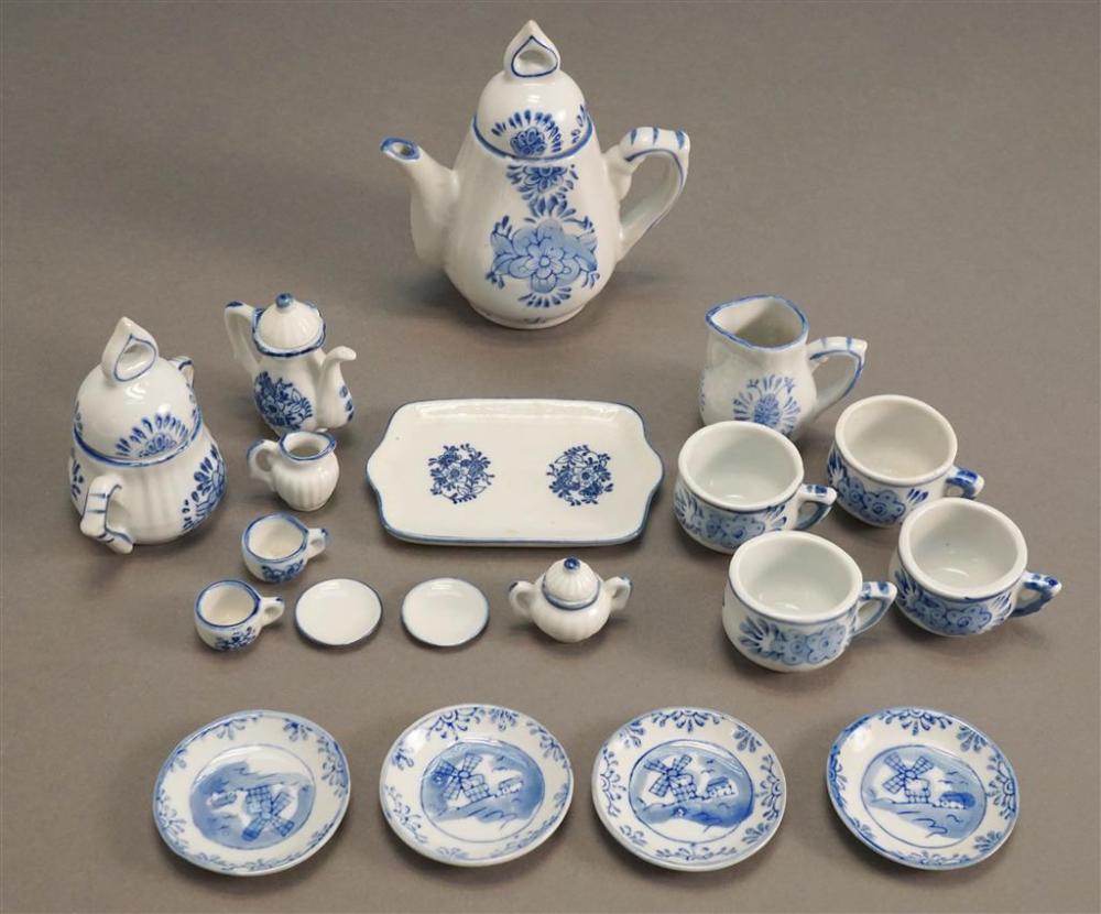 GROUP WITH DELFT TYPE AND BLUE