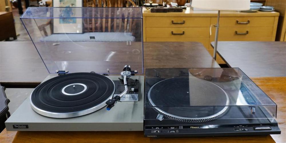 TWO TECHNICS TURNTABLESTwo Technics 32807a