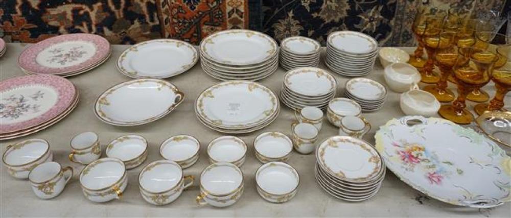 COLLECTION WITH PORCELAIN AND GLASSWARECollection