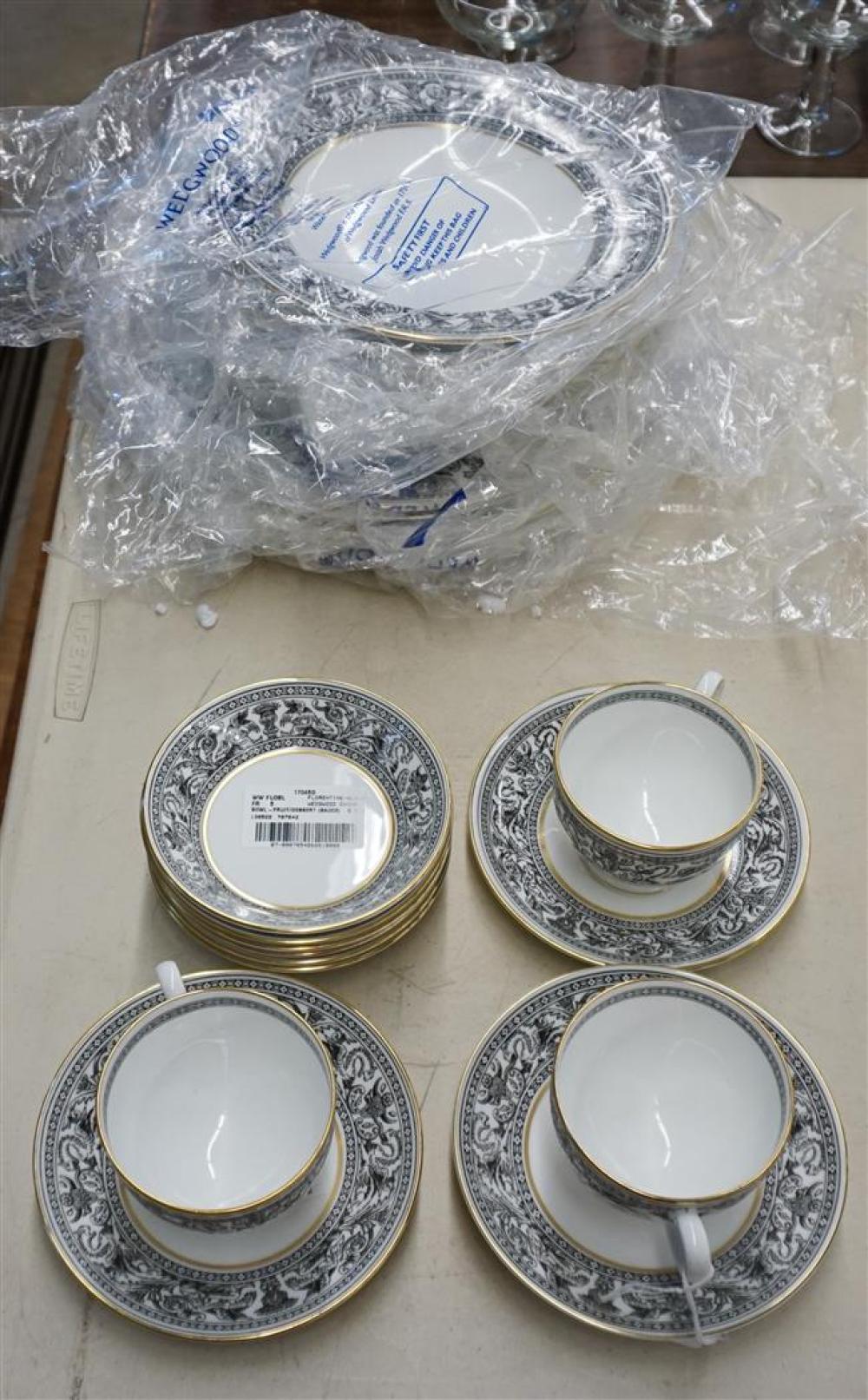 WEDGWOOD FLORENTINE PORCELAIN 24 PIECE 325fa7