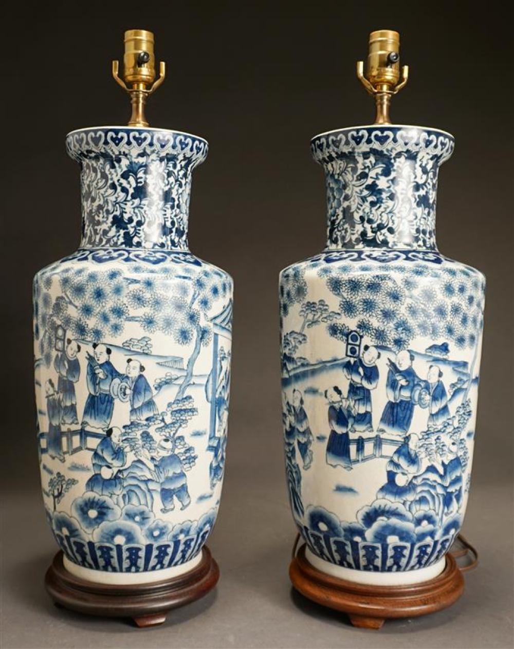 PAIR CHINESE BLUE AND WHITE PORCELAIN 326116