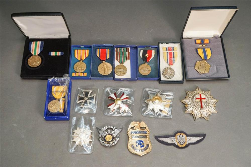 COLLECTION OF ASSORTED MILITARY 3261d8