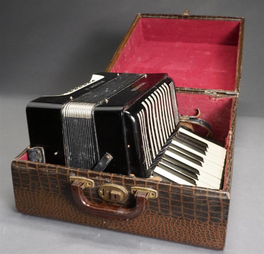 HOHNER STUDENT II ACCORDIAN IN CASEHohner