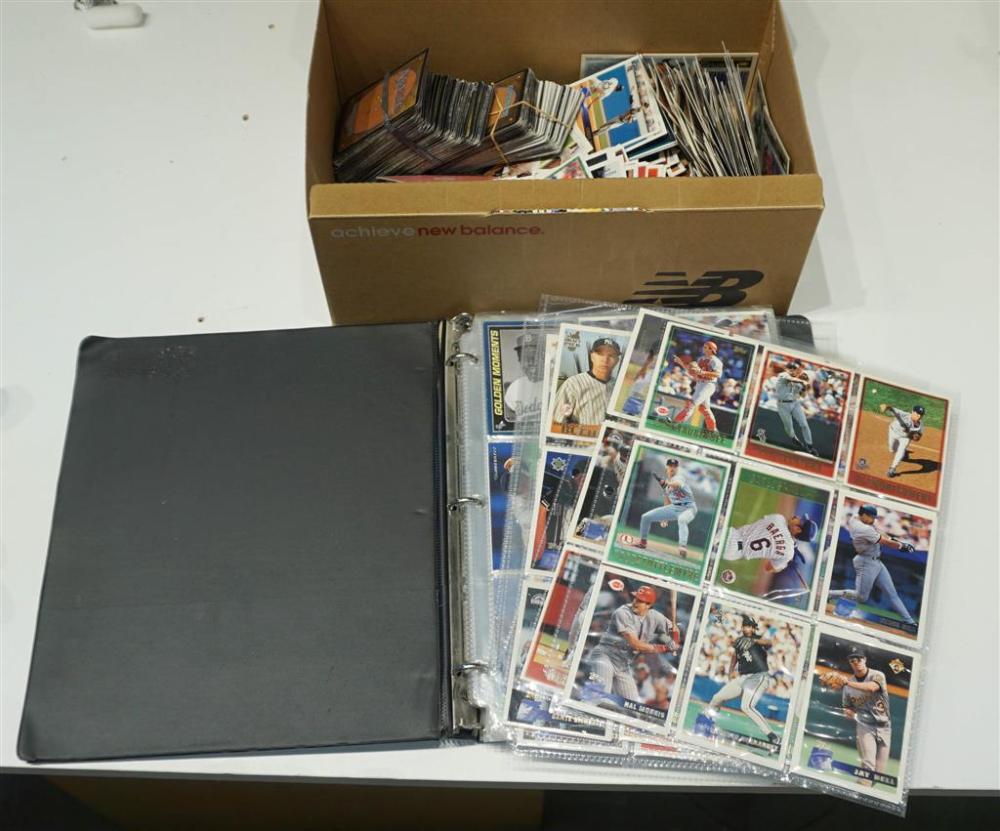 COLLECTION OF MOSTLY BASEBALL CARDS 32623e